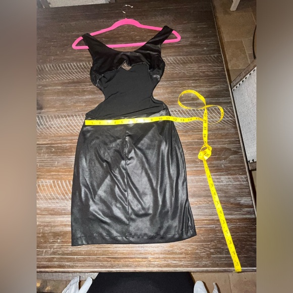 Bebe super cute cut out mini dress - Picture 2 of 4